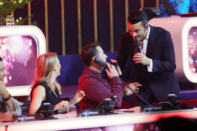 Die große Weihnachtsshow 2025 Presenter Giovanni Zarrella with Andreas Gabalier Austrian singer of popular music, who is on the donation phone Die große Weihnachtsshow präsentiert von Giovanni Zarrella ZDF Live Sendung vom 04 12 2025 in der Baden Arena Offenburg Offenburg, Baden Württemberg, Germany