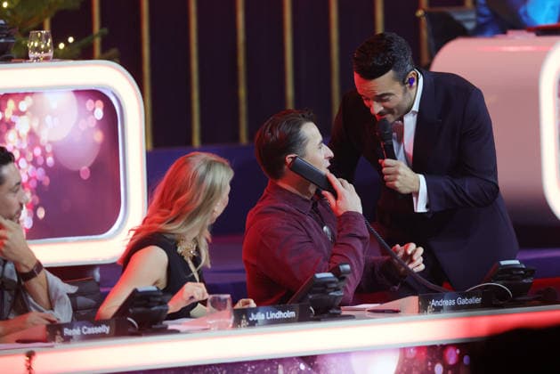 Die große Weihnachtsshow 2025 Presenter Giovanni Zarrella with Andreas Gabalier Austrian singer of popular music, who is on the donation phone Die große Weihnachtsshow präsentiert von Giovanni Zarrella ZDF Live Sendung vom 04 12 2025 in der Baden Arena Offenburg Offenburg, Baden Württemberg, Germany