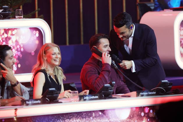 Die große Weihnachtsshow 2025 Presenter Giovanni Zarrella with Andreas Gabalier Austrian singer of popular music, who is on the donation phone Die große Weihnachtsshow präsentiert von Giovanni Zarrella ZDF Live Sendung vom 04 12 2025 in der Baden Arena Offenburg Offenburg, Baden Württemberg, Germany