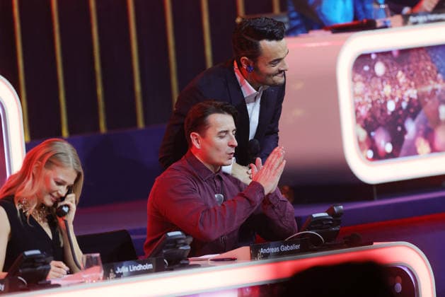 Die große Weihnachtsshow 2025 Presenter Giovanni Zarrella with Andreas Gabalier Austrian singer of popular music, who is on the donation phone Die große Weihnachtsshow präsentiert von Giovanni Zarrella ZDF Live Sendung vom 04 12 2025 in der Baden Arena Offenburg Offenburg, Baden Württemberg, Germany