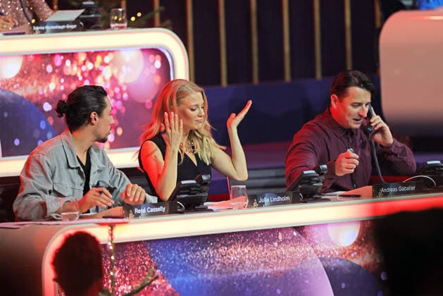 The Great Christmas Show 2025 Rene Casselly, Julia Lindholm and Andreas Gabalier on the donation phone The Great Christmas Show presented by Giovanni Zarrella ZDF Live broadcast from 04 12 2025 in the Baden Arena Offenburg Offenburg, Baden Württemberg, Germany