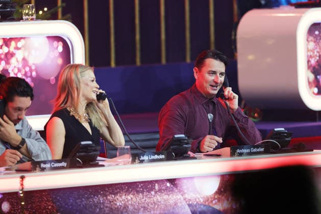 The Great Christmas Show 2025 Andreas Gabalier Austrian singer of popular music on the donation phone The Great Christmas Show presented by Giovanni Zarrella ZDF Live broadcast from 04 12 2025 in the Baden Arena Offenburg Offenburg, Baden Württemberg, Germany
