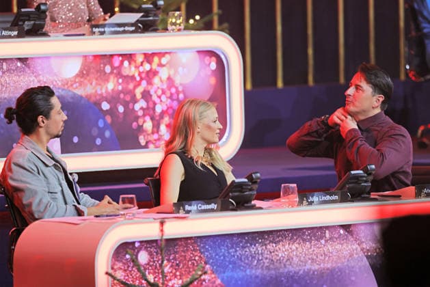 The Great Christmas Show 2025 Andreas Gabalier Austrian singer of popular music with Julia Lindholm on the donation phone The Great Christmas Show presented by Giovanni Zarrella ZDF Live broadcast from 04 12 2025 in the Baden Arena Offenburg Offenburg, Baden Württemberg, Germany