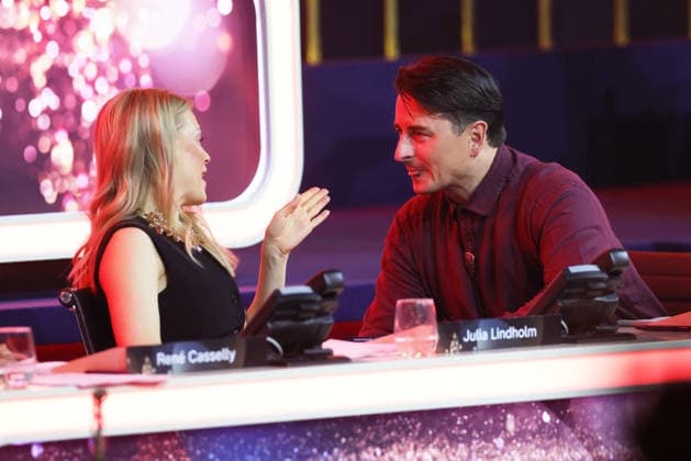 The Great Christmas Show 2025 Andreas Gabalier Austrian singer of popular music with Julia Lindholm on the donation phone The Great Christmas Show presented by Giovanni Zarrella ZDF Live broadcast from 04 12 2025 in the Baden Arena Offenburg Offenburg, Baden Württemberg, Germany