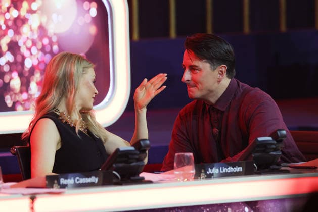 The Great Christmas Show 2025 Andreas Gabalier Austrian singer of popular music with Julia Lindholm on the donation phone The Great Christmas Show presented by Giovanni Zarrella ZDF Live broadcast from 04 12 2025 in the Baden Arena Offenburg Offenburg, Baden Württemberg, Germany