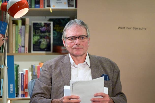 Reading by the Polish Nobel Prize winner Olga Tokarczuk as part of the cultural initiative Literature Ship, in the old Kurdirektion in Bad ISchl, photographed on 5 12 2025, in the old Kurdirektion in Bad Ischl The picture shows the translator Lothar Quinkenstein 2025 Reading by the Polish Nobel Prize winne