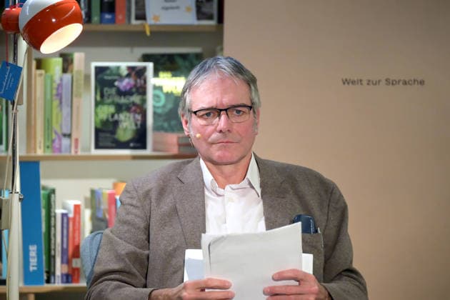 Reading by the Polish Nobel Prize winner Olga Tokarczuk as part of the cultural initiative Literature Ship, in the old Kurdirektion in Bad ISchl, photographed on 5 12 2025, in the old Kurdirektion in Bad Ischl The picture shows the translator Lothar Quinkenstein 2025 Reading by the Polish Nobel Prize winne