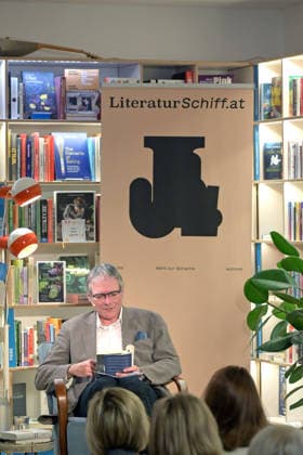 Reading by the Polish Nobel Prize winner Olga Tokarczuk as part of the cultural initiative Literature Ship, in the old Kurdirektion in Bad ISchl, photographed on 5 12 2025, in the old Kurdirektion in Bad Ischl The picture shows the translator Lothar Quinkenstein 2025 Reading by the Polish Nobel Prize winne