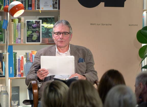 Reading by the Polish Nobel Prize winner Olga Tokarczuk as part of the cultural initiative Literature Ship, in the old Kurdirektion in Bad ISchl, photographed on 5 12 2025, in the old Kurdirektion in Bad Ischl The picture shows the translator Lothar Quinkenstein 2025 Reading by the Polish Nobel Prize winne
