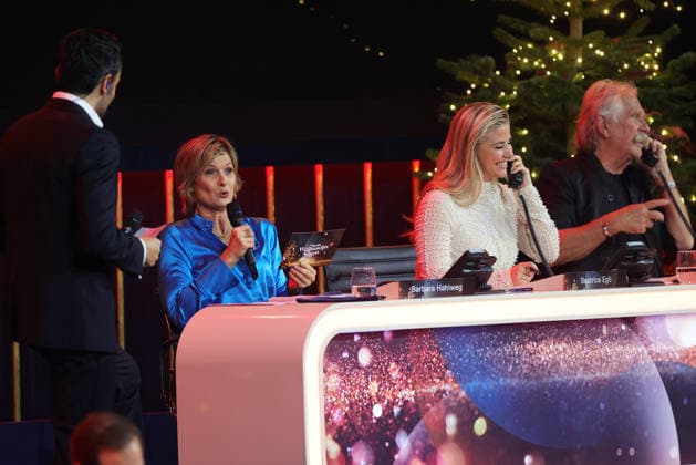 The Great Christmas Show 2025 Barbara Hahlweg German journalist and TV presenter on the donation hotline The Great Christmas Show presented by Giovanni Zarrella ZDF Live broadcast from 04 12 2025 in the Baden Arena Offenburg Offenburg, Baden Württemberg, Germany