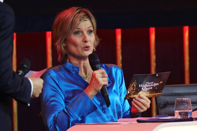 The Great Christmas Show 2025 Barbara Hahlweg German journalist and TV presenter on the donation hotline The Great Christmas Show presented by Giovanni Zarrella ZDF Live broadcast from 04 12 2025 in the Baden Arena Offenburg Offenburg, Baden Württemberg, Germany