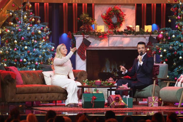 Die große Weihnachtsshow 2025 Moderator Giovanni Zarrella und Beatrice Egli in weihnachtlicher Stimmung vor dem Kaminfeuer auf der Couch sitzend. Die große Weihnachtsshow präsentiert von Giovanni Zarrella. ZDF-Live Sendung vom 04.12.2025 in der Baden-Arena Offenburg. Offenburg, Baden-Württemberg, Deutschland. *** The Great Christmas Show 2025 Presenter Giovanni Zarrella and Beatrice Egli in a Christmassy mood sitting on the couch in front of the fireplace The Great Christmas Show presented by Giovanni Zarrella ZDF Live broadcast from 04 12 2025 in the Baden Arena Offenburg Offenburg, Baden Württemberg, Germany