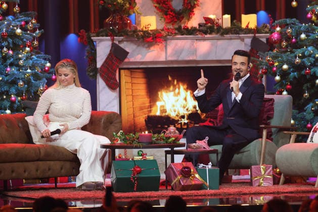 The Great Christmas Show 2025 Presenter Giovanni Zarrella and Beatrice Egli in a Christmassy mood sitting on the couch in front of the fireplace The Great Christmas Show presented by Giovanni Zarrella ZDF Live broadcast from 04 12 2025 in the Baden Arena Offenburg Offenburg, Baden Württemberg, Germany
