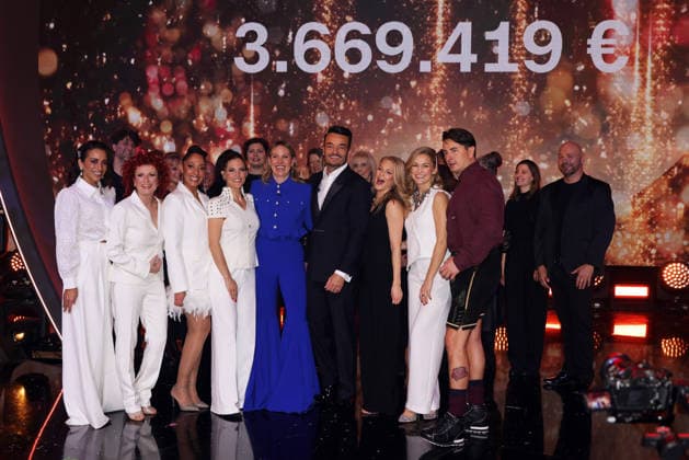 The Great Christmas Show 2025 Presenter Giovanni Zarrella and participants with the donated sum on the screen V li Nadja Benaissa, Lucy Diakovska, Jessica Wahls and Sandy Mölling from No Angels, Evelyn Weigert, Giovanni Zarrella, Julia Lindholm, Linda Hesse, Andreas Gabalier The Great