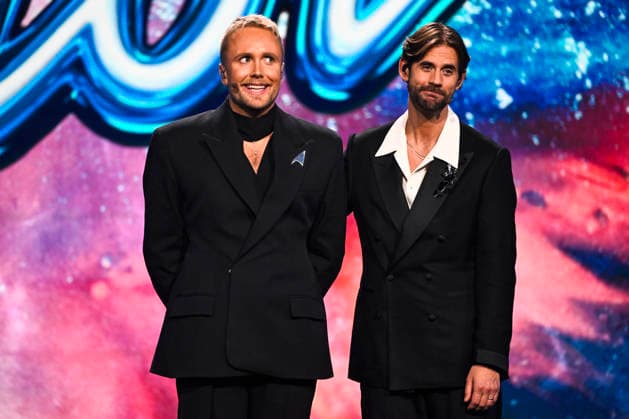 STOCKHOLM, SWEDEN 20251206 Edvin Törnblom and host Pär Lernström during the final of Idol 2025 STOCKHOLM SWEDEN x10060x  Copyright: xHenrikxMontgomery TTx IDOL 2025 qwHW0_tqNi4