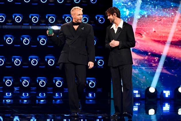 STOCKHOLM, SWEDEN 20251206 Guest host Edvin Törnblom and host Pär Lernström during the final of Idol 2025 STOCKHOLM SWEDEN x10060x  Copyright: xHenrikxMontgomery TTx IDOL 2025 A_fNYutX5-s