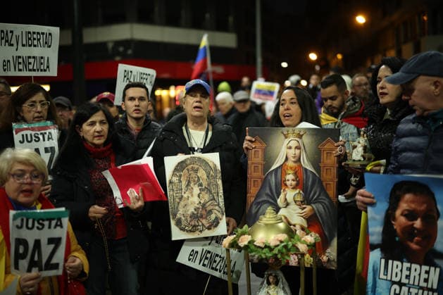 News Bilder des Tages World March for Venezuela in Madrid Demonstrators during the world march in support of Venezuela, on December 6, 2025, in Madrid Spain The demonstration has been called by the Venezuelan community in exile on the occasion of the awarding of the Nobel Peace Prize to María Corina Machado on December 10 in Oslo Alejandro Martínez Vé Espana  Copyright: xAlejandroxMartinezxVÃ lezx 7153356