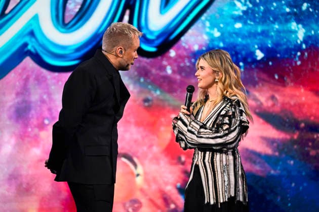 STOCKHOLM, SWEDEN 20251206 Guest host Edvin Törnblom and finalist Tuva Rawall during the final of Idol 2025 STOCKHOLM SWEDEN x10060x  Copyright: xHenrikxMontgomery TTx IDOL 2025 4S04QrwXw4Q