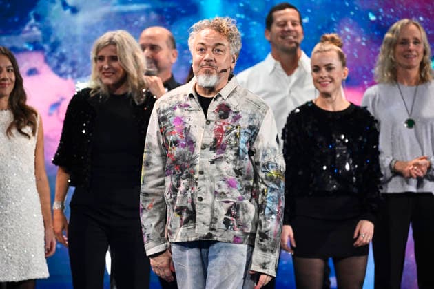 STOCKHOLM, SWEDEN 20251206 Eric Gadd with the choir Katarina Pop, which he is leading in Körslaget 2025, will be guests at the final of Idol 2025 STOCKHOLM SWEDEN x10060x  Copyright: xHenrikxMontgomery TTx IDOL 2025 gd55L3gxk-w