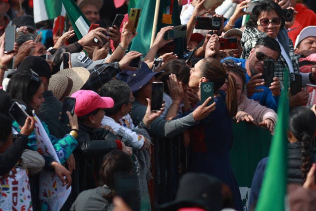 Mexican President Claudia Sheinbaum leads Seven years of transformation in Mexico City MEXICO CITY, MEXICO - DECEMBER 06: Mexican President Claudia Sheinbaum greets supporters during the massive rally named Seven years of transformation at the Zocalo main square, in Mexico City, Mexico on December 06, 2025. The event which drew hundreds of thousands of people was held to celebrate seven years of MORENA party in power. Daniel Cardenas Anadolu Mexico City Mexico. Editorial use only. Please get in touch for any other usage.  Copyright: x2025xAnadoluxDanielxCardenasx