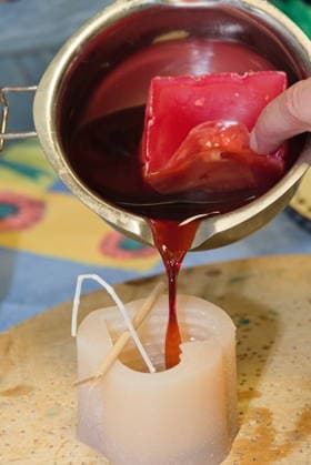 Person beim Kerzengießen - handgemachte Kerzen, Detailaufnahme Gießvorgang *** Person at Candle molding Handmade Candles, Detailed view Pouring process 1077406439