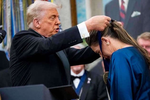 President Donald Trump Awards 2025 Kennedy Center Honorees With Medallions President Donald Trump presents a medal to Monique Frehley, daughter of 2025 Kennedy Center Honoree Kiss member Ace Frehley, during a presentation ceremony in the Oval Office of the White House in Washington, DC on Saturday, December 6, 2025. The honorees this year include country music artist George Straight, actor Sylvester Stallone, members of the rock band Kiss, actor Michael Crawford and singer Gloria Gaynor. Photo by Bonnie Cash Pool ABACAPRESS.COM WASHINGTON DC United States  Copyright: xPool ABACAx