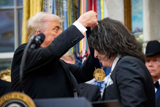 President Donald Trump Awards 2025 Kennedy Center Honorees With Medallions President Donald Trump presents a medal to 2025 Kennedy Center Honoree Kiss band member Paul Stanley during a presentation ceremony in the Oval Office of the White House in Washington, DC on Saturday, December 6, 2025. The honorees this year include country music artist George Straight, actor Sylvester Stallone, members of the rock band Kiss, actor Michael Crawford and singer Gloria Gaynor. Photo by Bonnie Cash Pool ABACAPRESS.COM WASHINGTON DC United States  Copyright: xPool ABACAx