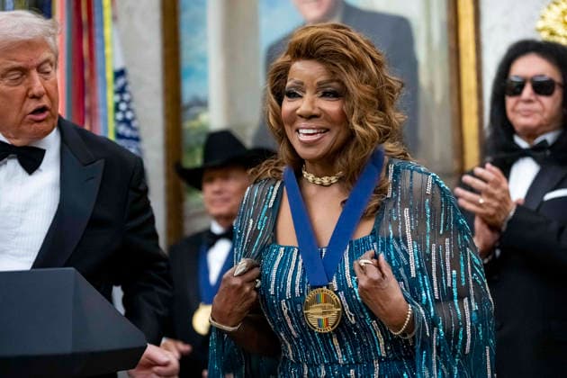 President Donald Trump Awards 2025 Kennedy Center Honorees With Medallions President Donald Trump presents a medal to 2025 Kennedy Center Honoree singer Gloria Gaynor during a presentation ceremony in the Oval Office of the White House in Washington, DC on Saturday, December 6, 2025. The honorees this year include country music artist George Straight, actor Sylvester Stallone, members of the rock band Kiss, actor Michael Crawford and singer Gloria Gaynor. Photo by Bonnie Cash Pool ABACAPRESS.COM WASHINGTON DC United States  Copyright: xPool ABACAx