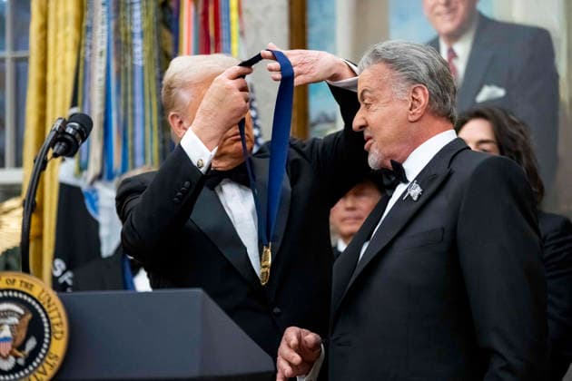 President Donald Trump Awards 2025 Kennedy Center Honorees With Medallions President Donald Trump presents a medal to 2025 Kennedy Center Honoree actor Sylvester Stallone during a presentation ceremony in the Oval Office of the White House in Washington, DC on Saturday, December 6, 2025. The honorees this year include country music artist George Straight, actor Sylvester Stallone, members of the rock band Kiss, actor Michael Crawford and singer Gloria Gaynor. Photo by Bonnie Cash Pool ABACAPRESS.COM WASHINGTON DC United States  Copyright: xPool ABACAx