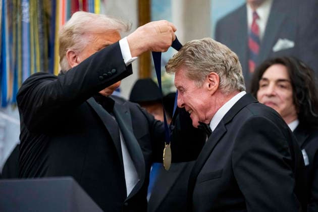 President Donald Trump Awards 2025 Kennedy Center Honorees With Medallions President Donald Trump presents a medal to 2025 Kennedy Center Honoree actor Michael Crawford during a presentation ceremony in the Oval Office of the White House in Washington, DC on Saturday, December 6, 2025. The honorees this year include country music artist George Straight, actor Sylvester Stallone, members of the rock band Kiss, actor Michael Crawford and singer Gloria Gaynor. Photo by Bonnie Cash Pool ABACAPRESS.COM WASHINGTON DC United States  Copyright: xPool ABACAx