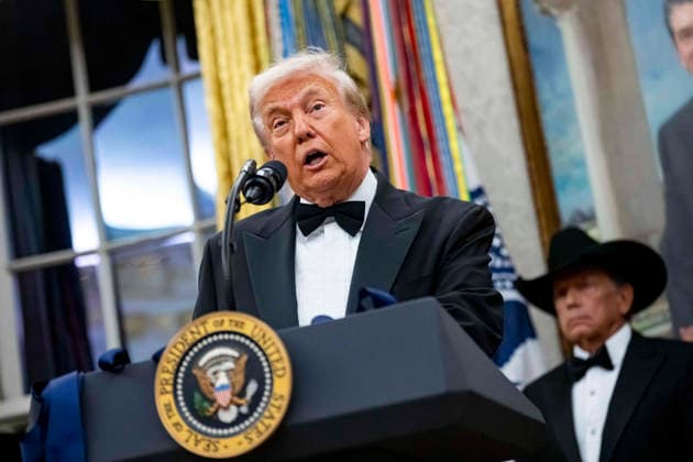 President Donald Trump Awards 2025 Kennedy Center Honorees With Medallions President Donald Trump speaks before awarding the 2025 Kennedy Center Honorees with their medallions during a presentation ceremony in the Oval Office of the White House in Washington, DC on Saturday, December 6, 2025. The honorees this year include country music artist George Straight, actor Sylvester Stallone, members of the rock band Kiss, actor Michael Crawford and singer Gloria Gaynor. Photo by Bonnie Cash Pool ABACAPRESS.COM WASHINGTON DC United States  Copyright: xPool ABACAx