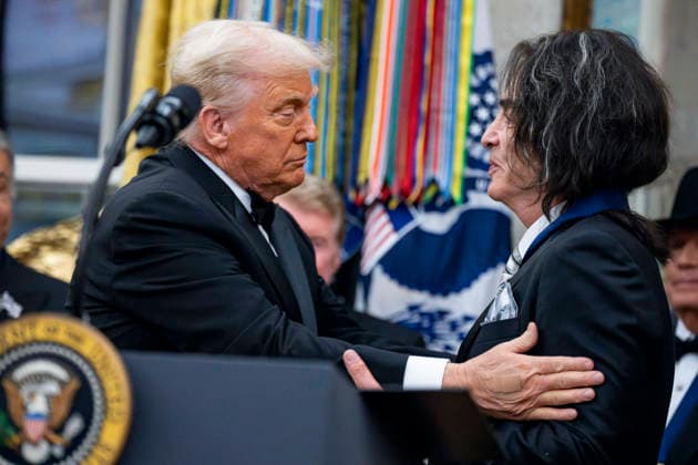 President Donald Trump Awards 2025 Kennedy Center Honorees With Medallions President Donald Trump presents a medal to 2025 Kennedy Center Honoree Kiss band member Paul Stanley during a presentation ceremony in the Oval Office of the White House in Washington, DC on Saturday, December 6, 2025. The honorees this year include country music artist George Straight, actor Sylvester Stallone, members of the rock band Kiss, actor Michael Crawford and singer Gloria Gaynor. Photo by Bonnie Cash Pool ABACAPRESS.COM WASHINGTON DC United States  Copyright: xPool ABACAx