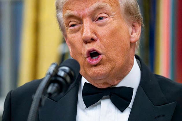 President Donald Trump Awards 2025 Kennedy Center Honorees With Medallions President Donald Trump awards 2025 Kennedy Center Honorees with their medallions during a presentation ceremony in the Oval Office of the White House in Washington, DC on Saturday, December 6, 2025. The honorees this year include country music artist George Straight, actor Sylvester Stallone, members of the rock band Kiss, actor Michael Crawford and singer Gloria Gaynor. Photo by Bonnie Cash Pool ABACAPRESS.COM WASHINGTON DC United States  Copyright: xPool ABACAx