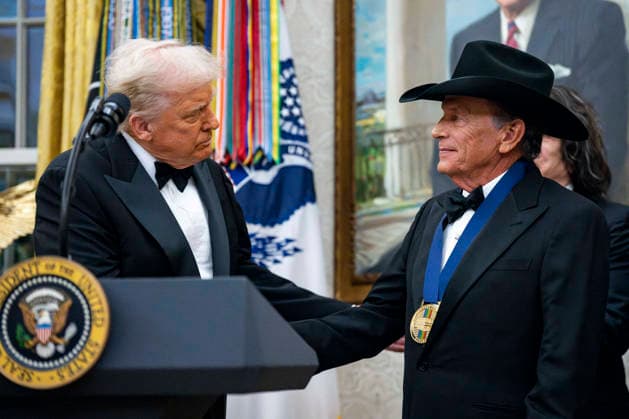 President Donald Trump Awards 2025 Kennedy Center Honorees With Medallions President Donald Trump presents a medal to 2025 Kennedy Center Honoree country music artist George Straight during a presentation ceremony in the Oval Office of the White House in Washington, DC on Saturday, December 6, 2025. The honorees this year include country music artist George Straight, actor Sylvester Stallone, members of the rock band Kiss, actor Michael Crawford and singer Gloria Gaynor. Photo by Bonnie Cash Pool ABACAPRESS.COM WASHINGTON DC United States  Copyright: xPool ABACAx