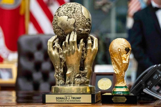 President Donald Trump Awards 2025 Kennedy Center Honorees With Medallions The FIFA Peace Prize (L), awarded to President Donald Trump at the 2025 World Cup Draw, and the FIFA World Cup Trophy (R) sit on the Resolute Desk in the Oval Office of the White House in Washington, DC on Saturday, December 6, 2025. Photo by Bonnie Cash Pool ABACAPRESS.COM WASHINGTON DC United States  Copyright: xPool ABACAx