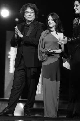 22nd Marrakech International Film Festival Day 9 nb Bong Joon-ho, Jenna Ortega attends the closing ceremony during day 9 of the 22nd Marrakech International Film Festival on December 06, 2025 in Marrakech, Maroc. Photo by Nasser Berzane ABACAPRESS.COM Marrakech  Copyright: xBerzanexNasser ABACAx