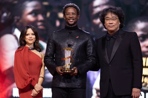 22nd Marrakech International Film Festival Day 9 nb Jenna Ortega, Akinola Davies Jr., Bong Joon-ho attends the closing ceremony during day 9 of the 22nd Marrakech International Film Festival on December 06, 2025 in Marrakech, Maroc. Photo by Nasser Berzane ABACAPRESS.COM Marrakech  Copyright: xBerzanexNasser ABACAx