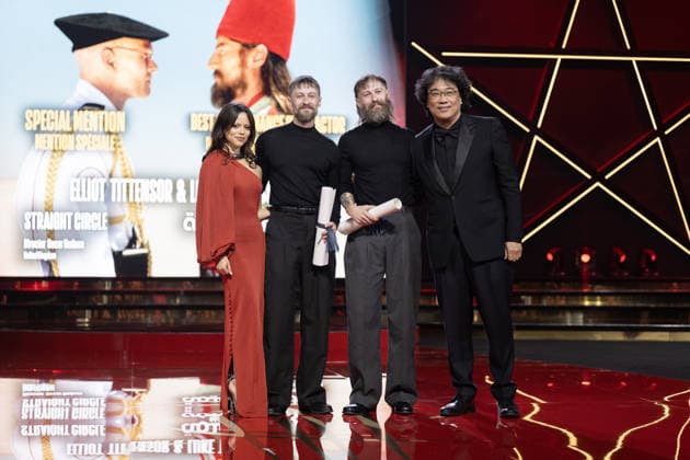 22nd International Marrakech Film Festival MARRAKECH, MOROCCO – DECEMBER 6: Mexican-American actress Jenna Ortega (L), British actor Luke Tittensor (2nd L), British actor Elliott Tittensor (3rd L) and jury president, South Korean director Bong Joon-ho (R) pose on stage during the 22nd International Marrakech Film Festival awards ceremony on December 6, 2025, in Marrakech, Morocco. Abu Adem Muhammed Anadolu Marrakech Morocco. Editorial use only. Please get in touch for any other usage.  Copyright: x2025xAnadoluxAbuxAdemxMuhammedx