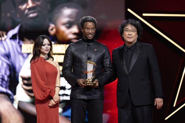 22nd International Marrakech Film Festival MARRAKECH, MOROCCO – DECEMBER 6: Mexican-American actress Jenna Ortega (L), British-Nigerian director Akinola Davies Jr. (C) and South Korean director Bong Joon-ho (R) pose on stage during the 22nd International Marrakech Film Festival awards ceremony on December 6, 2025, in Marrakech, Morocco. Abu Adem Muhammed Anadolu Marrakech Morocco. Editorial use only. Please get in touch for any other usage.  Copyright: x2025xAnadoluxAbuxAdemxMuhammedx