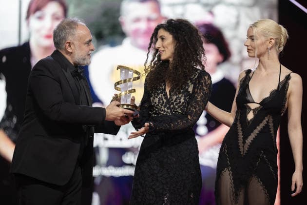 22nd International Marrakech Film Festival MARRAKECH, MOROCCO – DECEMBER 6: Singer-songwriter Jehan Barbur (C), who won the Jury Award for her film Baba and Gaddafi, receives her prize from Brazilian director Karim Aïnouz (L) and Argentine-British actress Anya Taylor-Joy (R) during the 22nd International Marrakech Film Festival awards ceremony on December 6, 2025, in Marrakech, Morocco. Abu Adem Muhammed Anadolu Marrakech Morocco. Editorial use only. Please get in touch for any other usage.  Copyright: x2025xAnadoluxAbuxAdemxMuhammedx