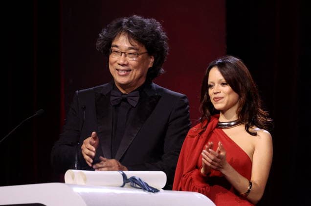 Bong Joon Ho, Jenna Ortega at the closing ceremony of the 22nd Marrakech International Film Festival, Morocco, on December 6, 2025 Dominique Jacovides Bestimage Closing ceremony of the 22nd Marrakech International Film Festival, Morocco, on December 6, 2025 Marrakech Morocco  Copyright: xDOMINIQUExJACOVIDESx xBESTIMAGExDOMINIQUExJACOVIDESx xBESTIMAGEx