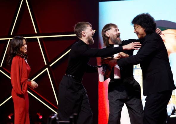 Jenna Ortega, Elliott Tittensor and Luke Tittensor, Best Actor Award, Bong Joon Ho at the closing ceremony of the 22nd Marrakech International Film Festival, Morocco, on December 6, 2025 Dominique Jacovides Bestimage Closing ceremony of the 22nd Marrakech International Film Festival, Morocco, on December 6, 2025 Marrakech Maroc  Copyright: xDOMINIQUExJACOVIDESx xBESTIMAGExDOMINIQUExJACOVIDESx xBESTIMAGEx
