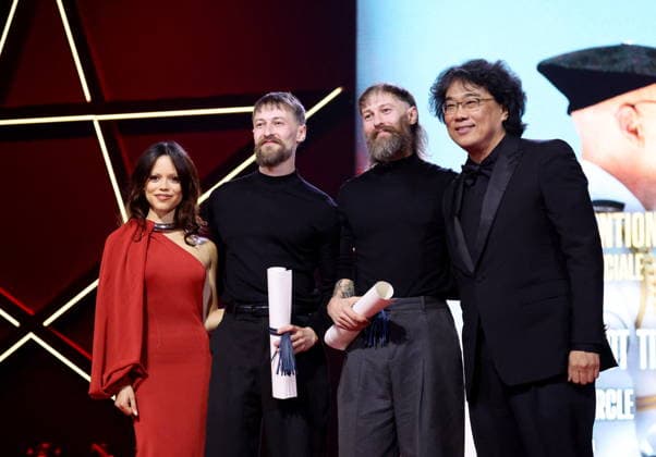 Jenna Ortega, Elliott Tittensor and Luke Tittensor, Best Actor Award, Bong Joon Ho at the closing ceremony of the 22nd Marrakech International Film Festival, Morocco, on December 6, 2025 Dominique Jacovides Bestimage Closing ceremony of the 22nd Marrakech International Film Festival, Morocco, on December 6, 2025 Marrakech Maroc  Copyright: xDOMINIQUExJACOVIDESx xBESTIMAGExDOMINIQUExJACOVIDESx xBESTIMAGEx