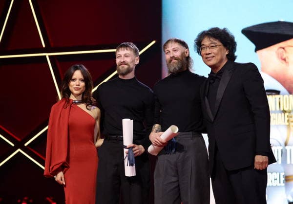 Jenna Ortega, Elliott Tittensor and Luke Tittensor, Best Actor Award, Bong Joon Ho at the closing ceremony of the 22nd Marrakech International Film Festival, Morocco, on December 6, 2025 Dominique Jacovides Bestimage Closing ceremony of the 22nd Marrakech International Film Festival, Morocco, on December 6, 2025 Marrakech Maroc  Copyright: xDOMINIQUExJACOVIDESx xBESTIMAGExDOMINIQUExJACOVIDESx xBESTIMAGEx