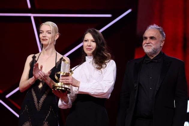 Anya Taylor Joy, Vladlena Sandu, Prix du Jury, Karim Aïnouz at the closing ceremony of the 22nd Marrakech International Film Festival, Morocco, on December 6, 2025 Dominique Jacovides Bestimage Closing ceremony of the 22nd Marrakech International Film Festival, Morocco, on December 6, 2025 Marrakech Maroc  Copyright: xDOMINIQUExJACOVIDESx xBESTIMAGExDOMINIQUExJACOVIDESx xBESTIMAGEx