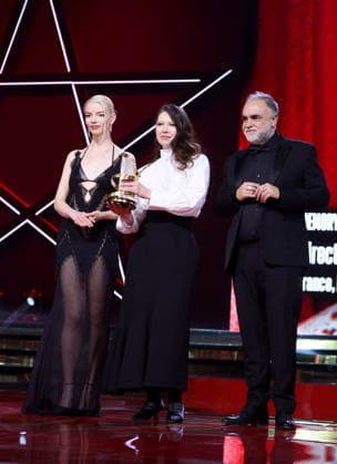Anya Taylor Joy, Vladlena Sandu, Prix du Jury, Karim Aïnouz at the closing ceremony of the 22nd Marrakech International Film Festival, Morocco, on December 6, 2025 Dominique Jacovides Bestimage Closing ceremony of the 22nd Marrakech International Film Festival, Morocco, on December 6, 2025 Marrakech Maroc  Copyright: xDOMINIQUExJACOVIDESx xBESTIMAGExDOMINIQUExJACOVIDESx xBESTIMAGEx