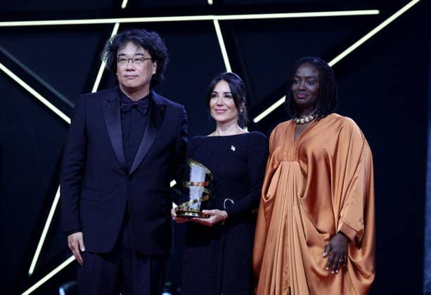 Bong Joon Ho, Erige Sehiri et Aïssa Maïga, Etoile dOr lors de la cérémonie de clôture de la 22ème édition du Festival International du Film de Marrakech, Maroc, le 6 décembre 2025 Dominique Jacovides Bestimage Closing ceremony of the 22nd Marrakech International Film Festival, Morocco, on December 6, 2025 Marrakech Maroc  Copyright: xDOMINIQUExJACOVIDESx xBESTIMAGExDOMINIQUExJACOVIDESx xBESTIMAGEx