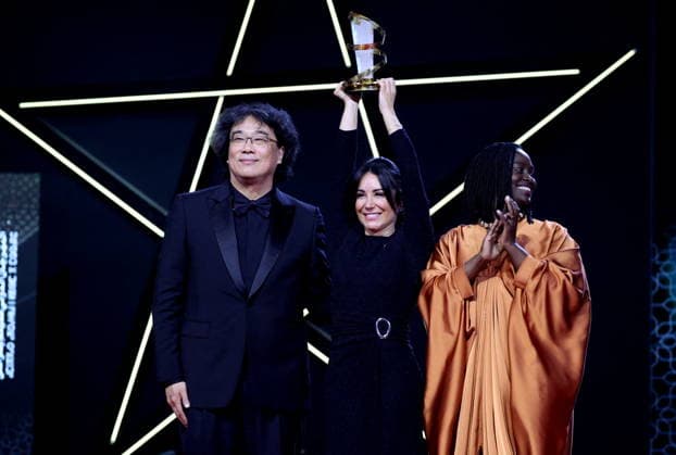 Bong Joon Ho, Erige Sehiri et Aïssa Maïga, Etoile dOr lors de la cérémonie de clôture de la 22ème édition du Festival International du Film de Marrakech, Maroc, le 6 décembre 2025 Dominique Jacovides Bestimage Closing ceremony of the 22nd Marrakech International Film Festival, Morocco, on December 6, 2025 Marrakech Maroc  Copyright: xDOMINIQUExJACOVIDESx xBESTIMAGExDOMINIQUExJACOVIDESx xBESTIMAGEx