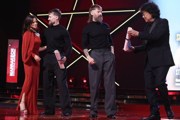 L R Jenna Ortega, Luke Tittensor, Elliott Tittensor and Bong Joon ho pose onstage after receiving the Best Performance From An Actor award for the film Straight Circle during the Closing Ceremony during the 22nd Marrakech International Film Festival Marrakech, Morocco 06 12 2025 451320 2025 12 06 MARRAKECH Maroc  Copyright: xRomualdxMeigneuxx xStarfacex STAR_451320_055