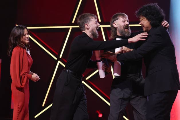 President of the jury, Bong Joon ho R , gives the Best Performance From An Actor award to Luke Tittensor L and Elliott Tittensor C for the film Straight Circle during the Closing Ceremony during the 22nd Marrakech International Film Festival Marrakech, Morocco 06 12 2025 451320 2025 12 06 MARRAKECH Maroc  Copyright: xRomualdxMeigneuxx xStarfacex STAR_451320_057